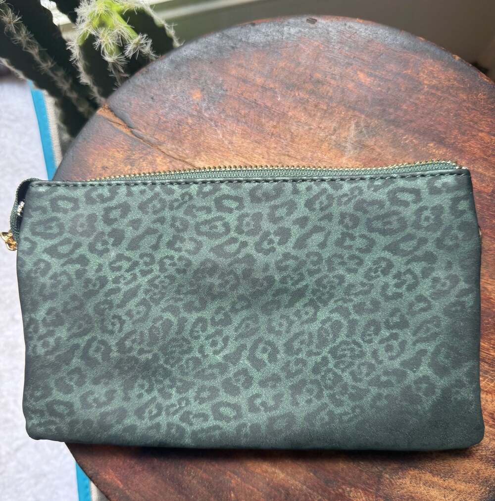 Jen & Co. Green Leopard Print Multi-Compartment Wristlet Clutch